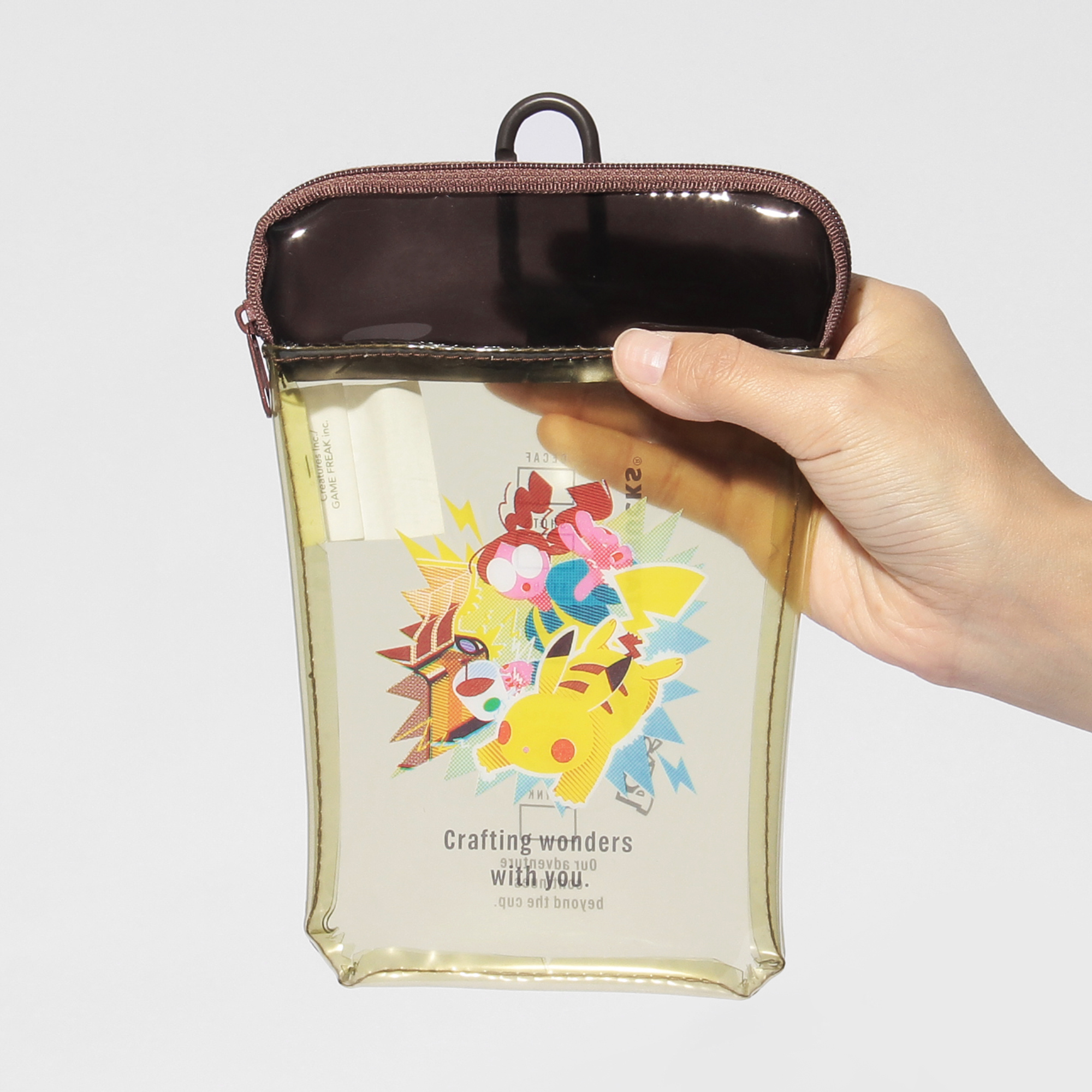Pokémon + STARBUCKS カップシェイプ PVCポーチ ピカチュウ|アパレル